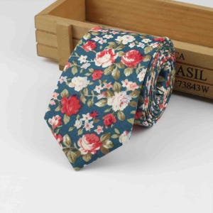 Blaue schmale Krawatte mit Blumenmuster - Baumwollkrawatte für Männer, rote Rosen-Hochzeits-Krawatte, rustikales Trauzeugen Geschenk, Vater der Braut