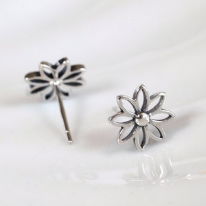 【STONEHENgE】Silver Daisy Flower One Touch Earrings K1838 $_12.JPG?set_id=880000500F