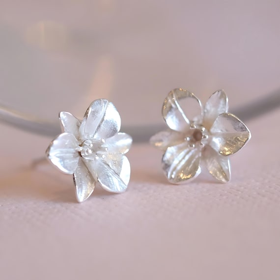 ★早期完売★STONEHENgE★Love Duet★Silver Flower Earrings★ Textured-Silver-Flower-Daisy-