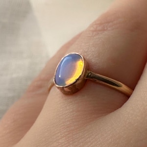 Opal Ring in Gold | zarter Opalit Ring | minimalistischer Edelsteinring | handgefertigter Goldring