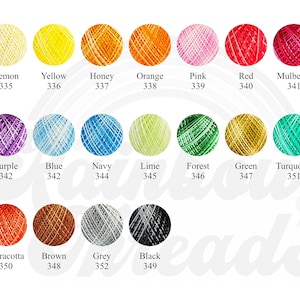 Puede incluir: Una carta de colores de 18 colores diferentes de hilo, cada color est&aacute; representado por una bola de hilo. Los colores son: Lim&oacute;n, Amarillo, Miel, Naranja, Rosa, Rojo, Morera, P&uacute;rpura, Azul, Azul marino, Lima, Bosque, Verde, Turquesa, Terracota, Marr&oacute;n, Gris y Negro. Cada color tiene un n&uacute;mero correspondiente.