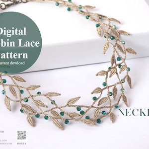 Op de afbeelding: Een gouden bobbin lace ketting met groene kralen in de vorm van bladeren. De ketting ligt op een wit oppervlak. De tekst "Digital Bobbin Lace Pattern" en "NECKLACE THE ONLY ONE" staat op de afbeelding.