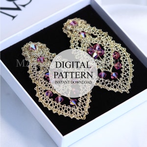 Puede incluir: Un par de pendientes dorados, calados, con detalles de cristales rosas e iridiscentes, presentados en una caja blanca con interior negro. Los pendientes tienen un diseño delicado y de encaje. El texto en la imagen dice "DIGITAL PATTERN INSTANT DOWNLOAD."