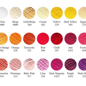 Puede incluir: Una carta de colores de ovillos de lana en varios tonos de blanco, beige, amarillo, naranja, rojo, rosa, morado y fucsia. Cada ovillo de lana est&aacute; etiquetado con un nombre de color y un n&uacute;mero correspondiente.