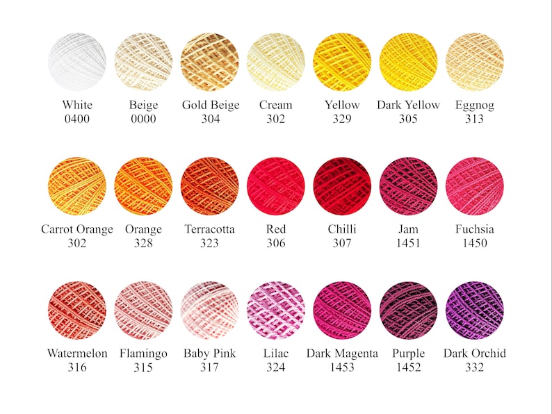 Puede incluir: Una carta de colores de ovillos de lana en varios tonos de blanco, beige, amarillo, naranja, rojo, rosa, morado y fucsia. Cada ovillo de lana est&aacute; etiquetado con un nombre de color y un n&uacute;mero correspondiente.