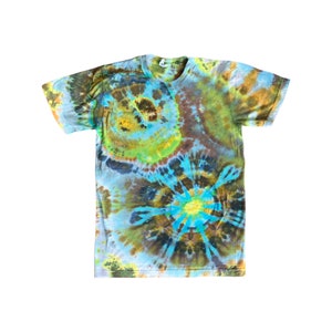 Pode incluir: Uma camiseta tie-dye com um padrão de espiral azul, verde e marrom.