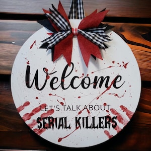 Letrero de bienvenida &quot;Hablemos de asesinos en serie&quot; con lazo desordenado incluido