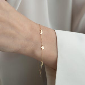 14K guldarmband med himmelskt utseende: Elegant måne- och stjärnberlockkedja