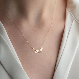 14k Solid Gold Lotus Halskette, Floral Halskette, Minimalist Schmuck, Zierliche Halskette, Handgemachter Schmuck, Valentinstag Geschenk