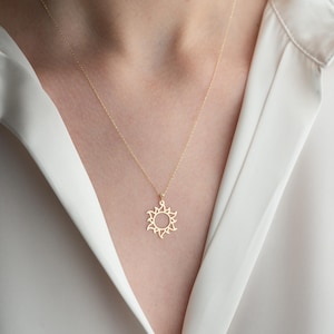 Collar Sunshine de oro macizo de 14 quilates: delicado colgante de sol celestial
