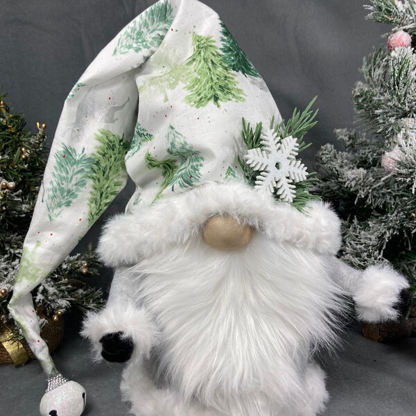 Gnome de Noël avec chapeau de forêt givrée