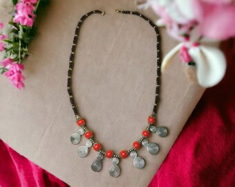 モロッコ風の黒と赤のビーズネックレス、サンゴとタズレジットの
