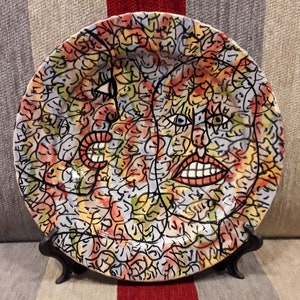 Einzigartige Multicolor Platte mit Art Of Faces, Keramik Platte, marokkanische handgemachte Platte, Hängeplatte, Picasso-Stil, Keramikplatte verziert