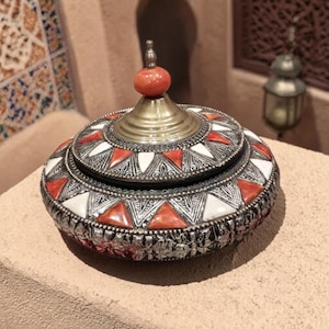 Moroccan Handmade Camel Bone & Clay Jar with Lid – Brass Decor Storage Pot – Traditional Berber Artisan Container – Unique Boho Home Decor