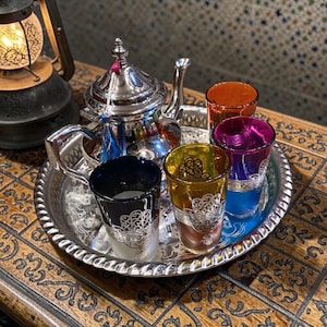 Juego de té marroquí hecho a mano: tetera, bandeja y vasos coloridos grabados en plata. Juego tradicional de té de menta marroquí con azucarero de regalo.