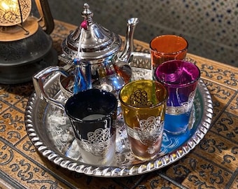 Juego de té marroquí hecho a mano: tetera, bandeja y vasos coloridos grabados en plata. Juego tradicional de té de menta marroquí con azucarero de regalo.