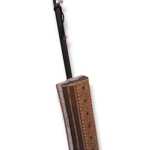 K&ouml;nnte beinhalten: Ein traditionelles Musikinstrument aus Holz mit einem langen Hals und einem zylindrischen Korpus. Der Korpus ist mit komplizierten geometrischen Mustern in Braun und Wei&szlig; verziert.