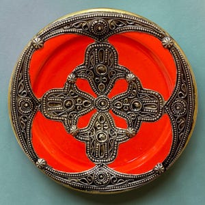 Marokański ręcznie robiony wiszący talerz 26 cm – czerwona ceramika i grawerowany metal, dekoracja ścienna, tradycyjne naczynie rzemieślnicze, boho akcent w domu