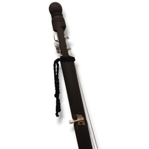 K&ouml;nnte beinhalten: Ein schwarzes Holzmusikinstrument mit einer schwarzen Schnur und einem silbernen Stimmwirbel. Das Instrument hat oben einen runden schwarzen Knopf.