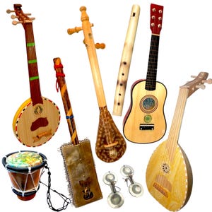 Op de afbeelding: Een verzameling muziekinstrumenten, waaronder een ukulele, een gitaar, een fluit, een sitar, een banjo, een tamboerijn en een oed. De instrumenten zijn gemaakt van hout en hebben een natuurlijke afwerking.