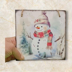 Weihnachtsschneemann-Verzierung - einzigartiges 15 cm Decoupage-MDF-Quadrat, saisonales Familiengeschenk, hölzerner Feiertagsdekor Bild 4