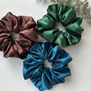 Jumbo Charmeuse Satin Scrunchie, Oversize XXL Large Scrunchies, Ponytail Elastic Hair Tie, Handmade Hair Accessories, Bridesmaid Gift Bild 2