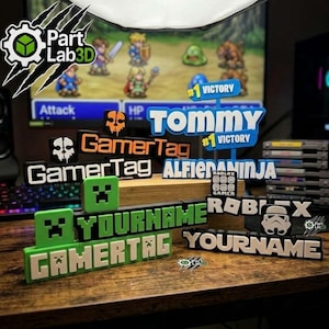 Peut inclure: Une collection de plaques signalétiques et de panneaux de joueur personnalisés imprimés en 3D en plastique, de différentes couleurs et polices. Les panneaux affichent des textes comme Tommy, #1 Victory, GamerTag, Alfiedaninja, Roblox et Yourname.