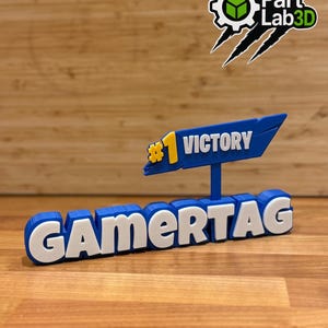 Plaque de gamer personnalisée - Plaque nominative de jeu personnalisée - Décoration de salle de jeux - Cadeau inspiré des FPS / Battle Royale - Panneaux Victory & Pixel
