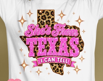 Lei viene dal Texas Leopard SVG Maglietta da cowgirl rosa PNG Design Ragazza del Texas occidentale Glitter Rodeo Grafica Country Rodeo Ranch Download digitale