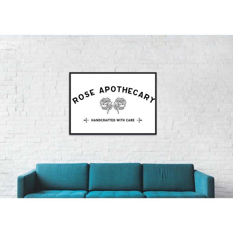 Puede incluir: Impresi&oacute;n en blanco y negro con el texto "ROSE APOTHECARY" en forma de arco con dos rosas en el centro. El texto "HANDCRAFTED WITH CARE" est&aacute; debajo de las rosas.