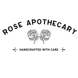 Puede incluir: Logotipo en blanco y negro para un negocio llamado "Rose Apothecary". El logotipo presenta dos rosas estilizadas con tallos y hojas. El texto "Handcrafted with Care" aparece debajo de las rosas.