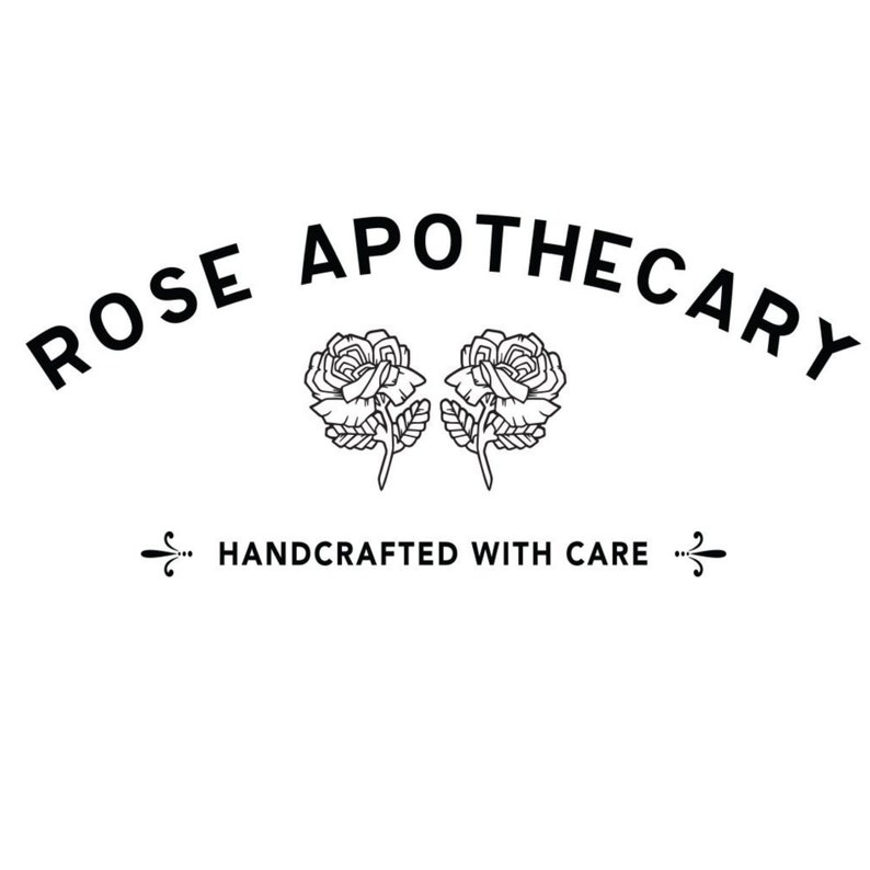 Puede incluir: Logotipo en blanco y negro para un negocio llamado "Rose Apothecary". El logotipo presenta dos rosas estilizadas con tallos y hojas. El texto "Handcrafted with Care" aparece debajo de las rosas.