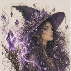 Puede incluir: Un patrón de punto de cruz que muestra una figura con un sombrero morado de ala ancha adornado con cristales. La figura tiene el pelo largo y oscuro y sostiene un bastón con un gran cristal morado brillante, rodeado de fragmentos de cristal.
