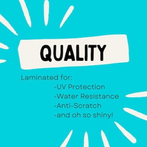 Peut inclure: Un rectangle blanc avec le mot "QUALIT&Eacute;" en texte noir. Sous le rectangle, le texte "Lamin&eacute; pour :" est suivi d'une liste de caract&eacute;ristiques : Protection UV, R&eacute;sistance &agrave; l'eau, Anti-rayures, et oh si brillant !