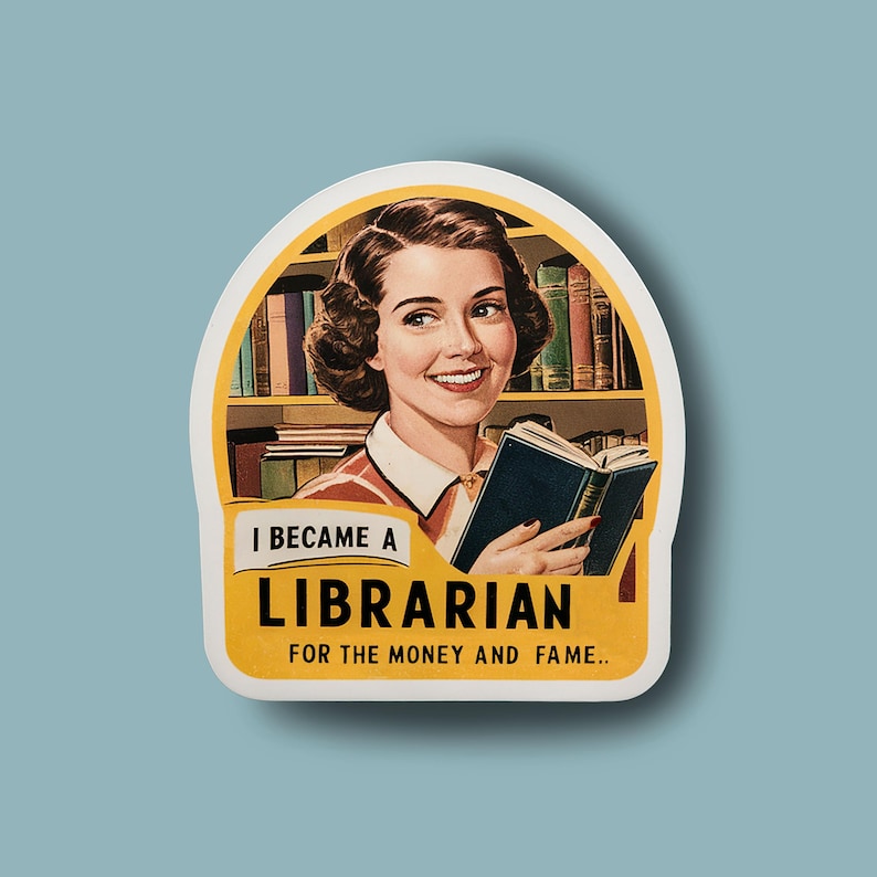 Peut inclure: Un autocollant de style vintage repr&eacute;sentant une femme dans un d&eacute;cor de biblioth&egrave;que, tenant un livre. Le texte dit "Je suis devenue biblioth&eacute;caire pour l'argent et la gloire."