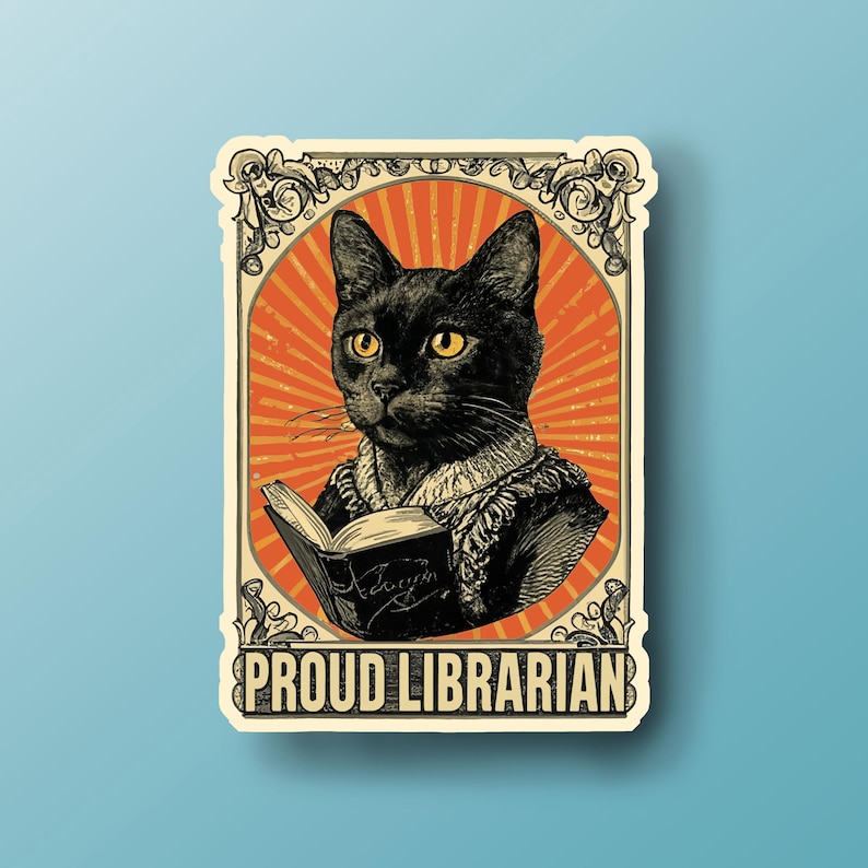 Peut inclure: Une affiche de style vintage repr&eacute;sentant un chat noir portant un jabot et tenant un livre. L'affiche a un fond rouge, orange et jaune avec un motif en forme de soleil. Le texte "PROUD LIBRARIAN" est imprim&eacute; en bas de l'affiche.
