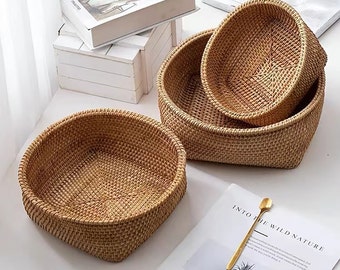 Rattan Fruit Baskets Wicker Fruit Bowl Hand Woven Bread Basket for Serving Wooden Serving Tray Vegetable Bread Storage Bin Housewarming Gift