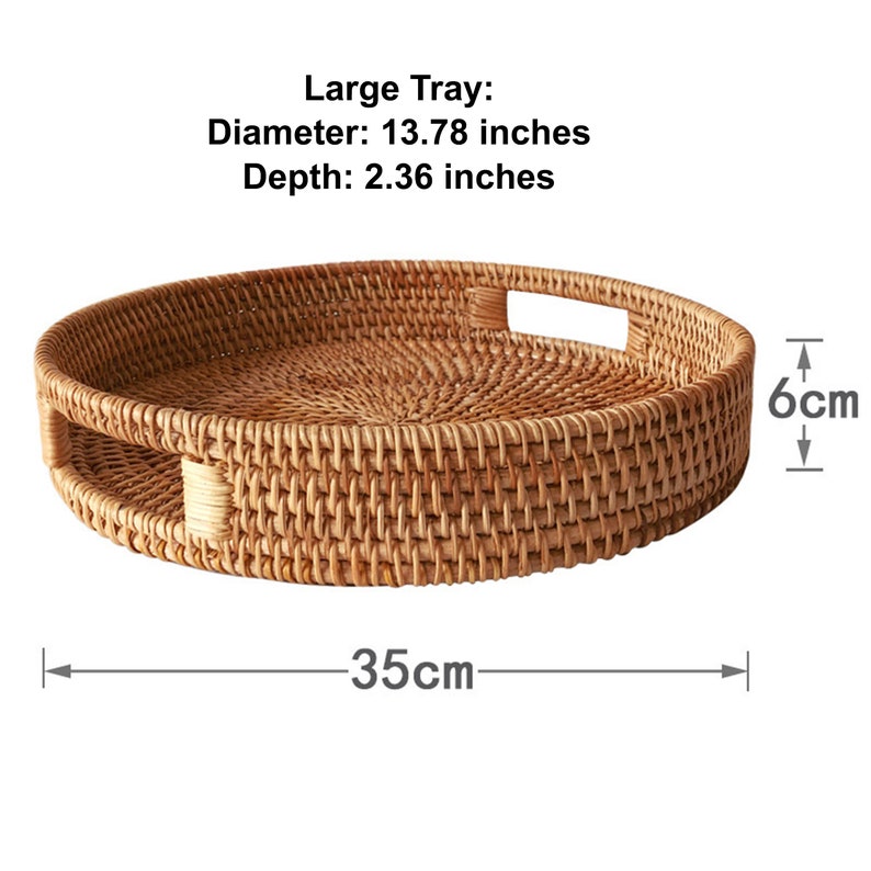 Op de afbeelding: Een ronde, geweven rotan dienblad met ge&iuml;ntegreerde handgrepen. De dienblad is lichtbruin en meet 35 cm in diameter en 6 cm diep. De afbeelding bevat de tekst "Large Tray: Diameter: 13.78 inches Depth: 2.36 inches."