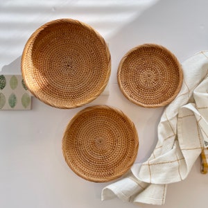 Decorative Tray for Dresser Wicker Wooden Basket Gift Handwoven Fruit Serving Bowl Rustic Round Ottoman Coffee Table Catch All Rolling Trays