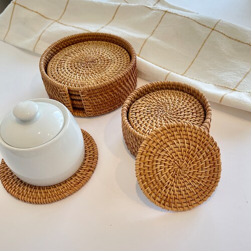 Ensemble de 6 sous-bocks avec support 4 pouces 5 pouces sous-bocks bohèmes pour table basse tasses à thé set de table sous-bocks en rotin tissé à la main de ferme moderne