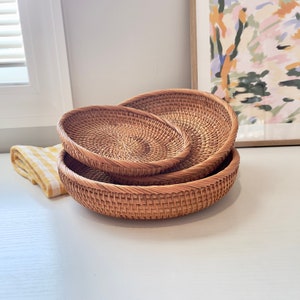 Housewarming Basket Gift Rattan Woven Storage Baskets Decorative Serving Trays for Serving Bread Basket Fruits Bowls Key Trays for Entryway