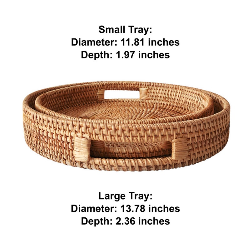 Op de afbeelding: Twee geweven rotan trays, de ene in de andere. De kleinere tray heeft een diameter van 30 cm en een diepte van 5 cm. De grotere tray heeft een diameter van 35 cm en een diepte van 6 cm. Beide trays hebben handvatten.
