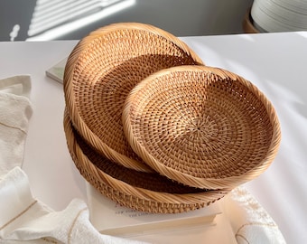Set di cestini in vimini naturale, piccoli cestini portaoggetti decorativi, vassoio per il pane, ciotola per frutta in legno, vassoi portachiavi per il tavolo d'ingresso.