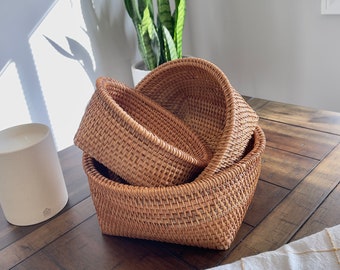 Rattan Fruit Baskets Wicker Fruit Bowl Hand Woven Bread Basket for Serving Wooden Serving Tray Vegetable Bread Storage Bin Housewarming Gift