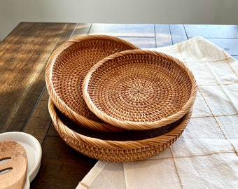 Cesta de almacenamiento pequeña, regalo para ella, cesta redonda de frutas de ratán, frutero tejido a mano, cesta de pan de ratán hecha a mano para servir, color marrón miel