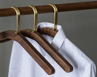 Moderne minimalistische kledinghanger voor volwassenen, gemaakt van koperen haken en zwart walnoothout, aanpasbaar logo