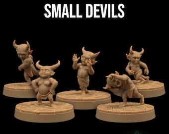 Può includere: Cinque piccole figure di diavoli scolpite in marrone, con corna e code, in piedi su basi circolari. Le figure sono in varie pose, tra cui in piedi, accovacciate e guardando verso l'alto. Il testo "SMALL DEVILS" è nella parte superiore dell'immagine. Il testo "THE CURSE OF TRASKVALE CASTLE" è nella parte inferiore dell'immagine.