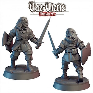 Puede incluir: Una figura en miniatura de plástico gris de un guerrero que sostiene una espada y un escudo. La figura está de pie sobre una base redonda. La figura lleva una túnica, pantalones y botas. La figura tiene barba y pelo largo.