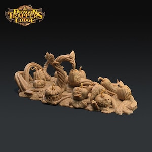 Puede incluir: Una miniatura impresa en 3D de un parche de enredaderas retorcidas y calabazas con caras talladas. La miniatura está pintada de color marrón y está diseñada para juegos de mesa.