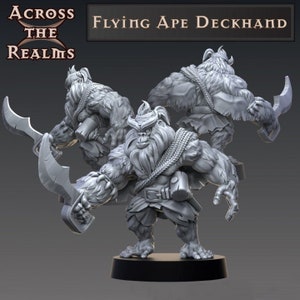 Puede incluir: Una miniatura gris de un guerrero mono volador impresa en 3D, sosteniendo una daga. El mono lleva un taparrabos y un cinturón de cuerda con una bolsa. La miniatura está de pie sobre una base redonda.